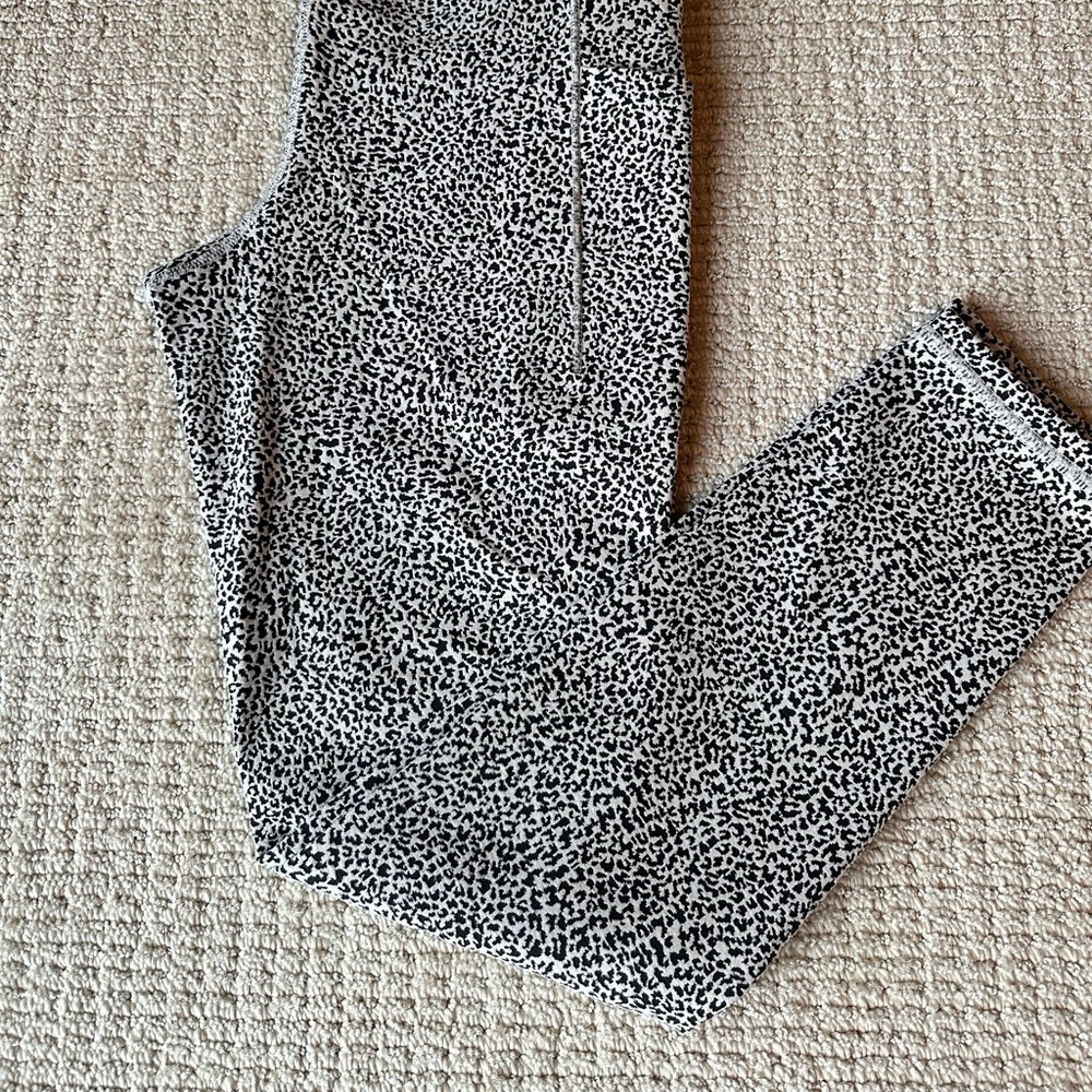 Athleta 7/8 Stash pocket cheetah print legging XS